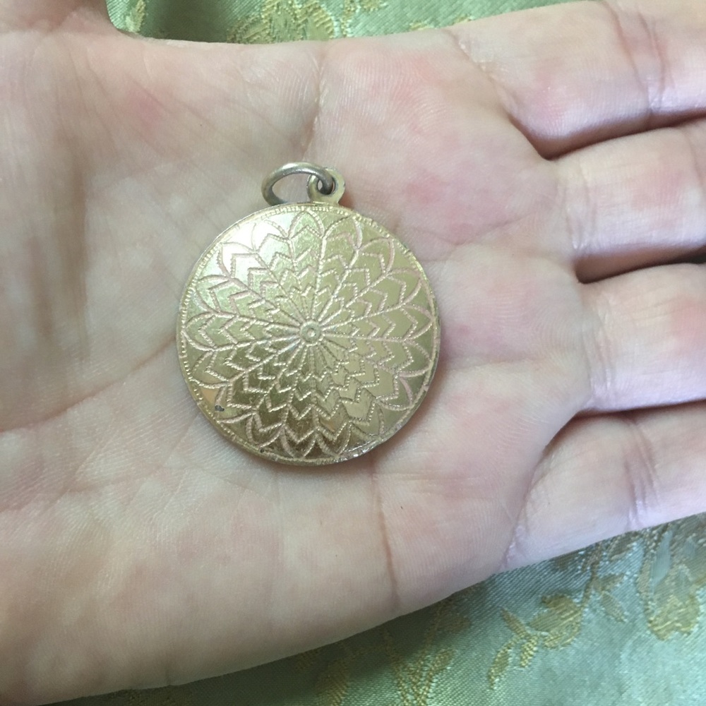 🌻 VTG gold pendant 🌻